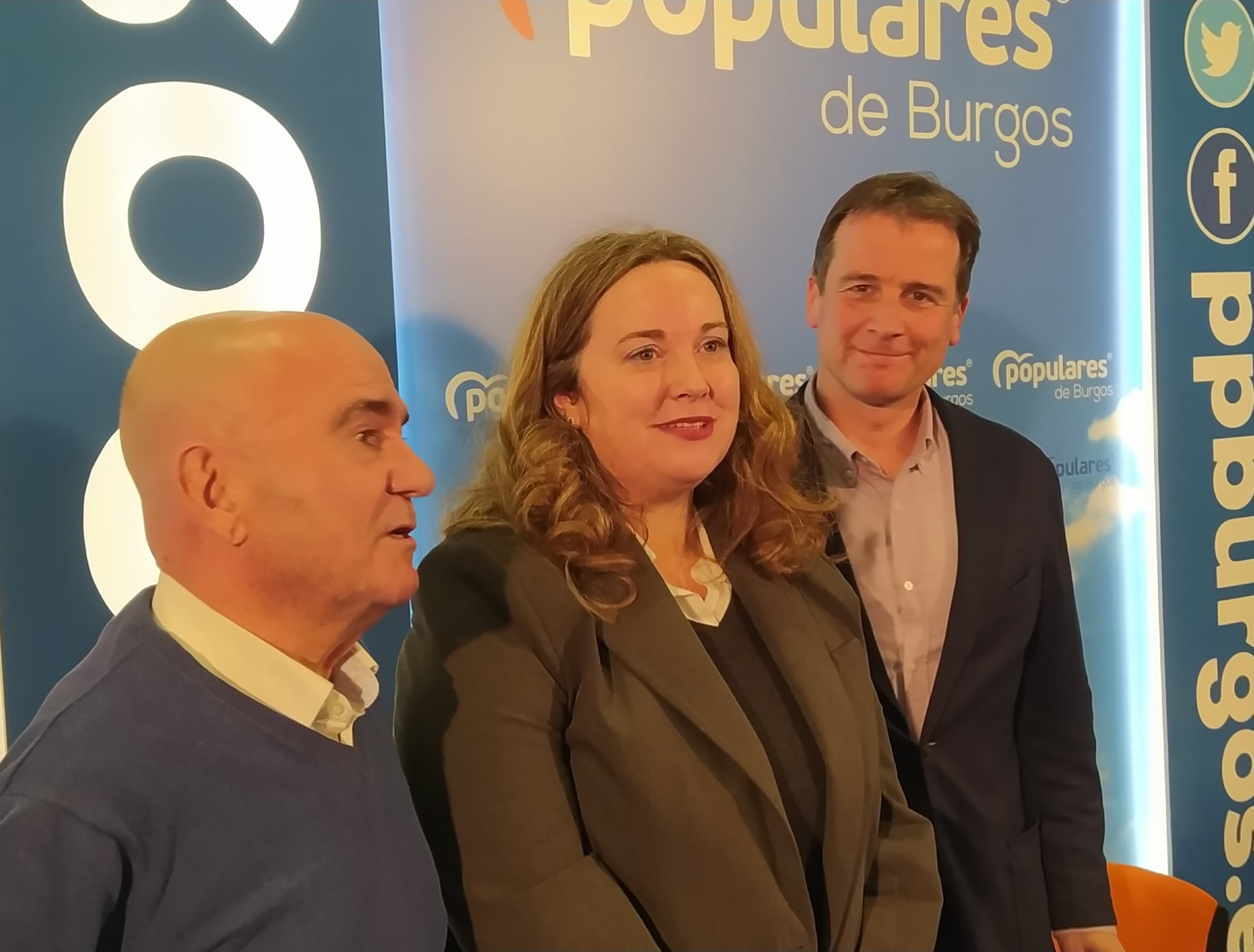 Borja Suárez, a la derecha junto a Cristina Ayala, alcaldesa de Burgos, y el popular Alfredo González