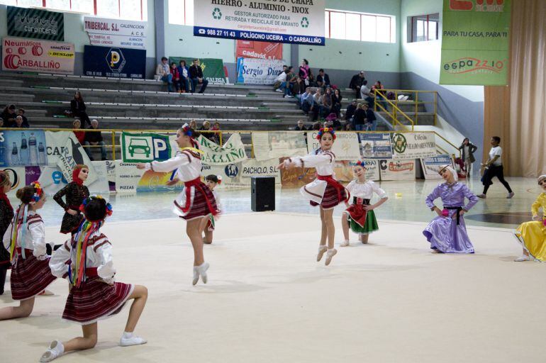 Ximnastas do Pavillón, participando con una danza Eslava, en plena competición no Carballiño este fin de semana