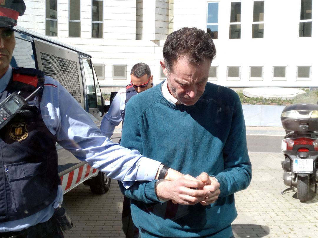 José Antonio Ortiz Cambray entrando en la oficina del Equipo de Atención a la Víctima (EATAV) en Lleida