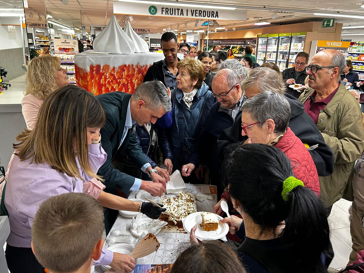 Consum celebra su 50 aniversario compartiendo más de 80.000 raciones de una “gran tarta”