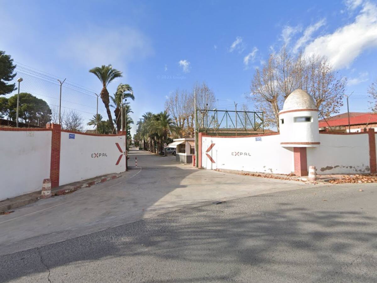 Dos heridos graves en un incendio en una fábrica de munición en Murcia