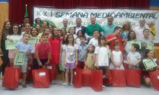 Foto de Familia de los premiados en la XXI semana mediombienta de la Asociación Ecologista &quot;Guardabosques de Jódar&quot;