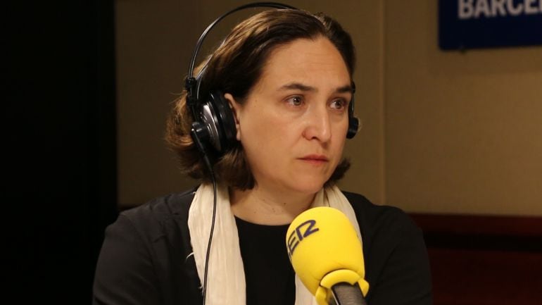 La alcaldesa Colau, en los estudios de Radio Barcelona. 