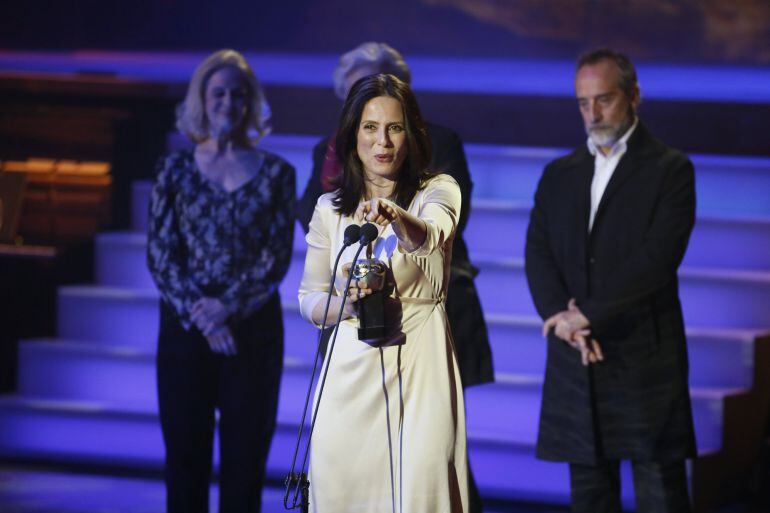 La actriz Aitana Sánchez-Gijón, tras recibir el galardón como Mejor Actriz Protagonista por &#039;Medea&#039;, durante la ceremonia de entrega de la XIX edición de los Premios Max de las Artes Escénicas, que se celebra en el Circo Price de Madrid