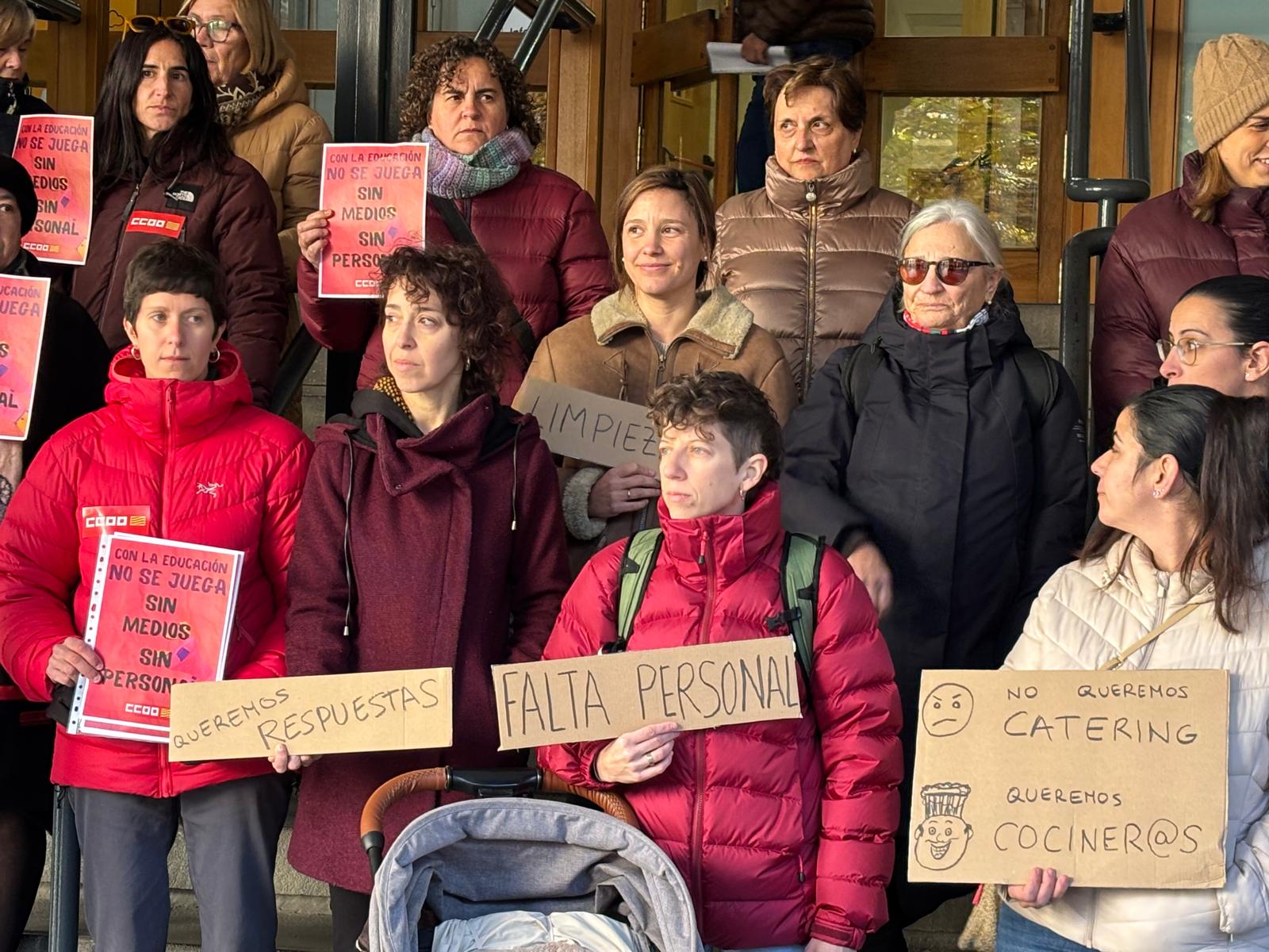 Carteles de protesta en la concentración de la Asociación de Familias de Alumnos de la Escuela Infantil Nuestra Señora de San Lorenzo