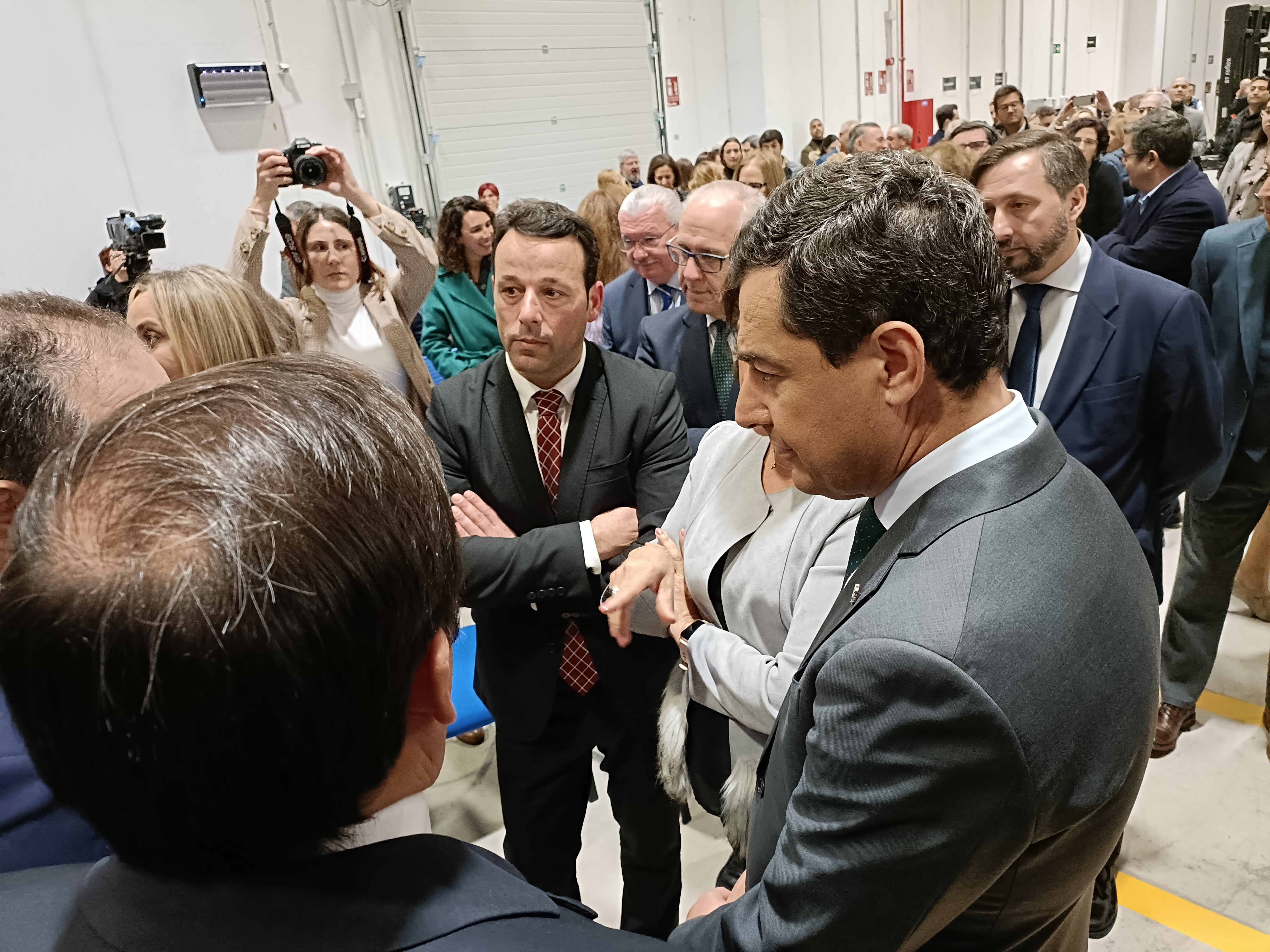 El presidente de la Junta y el alcalde de Linares en una conversación durante la inauguración de Cofares.