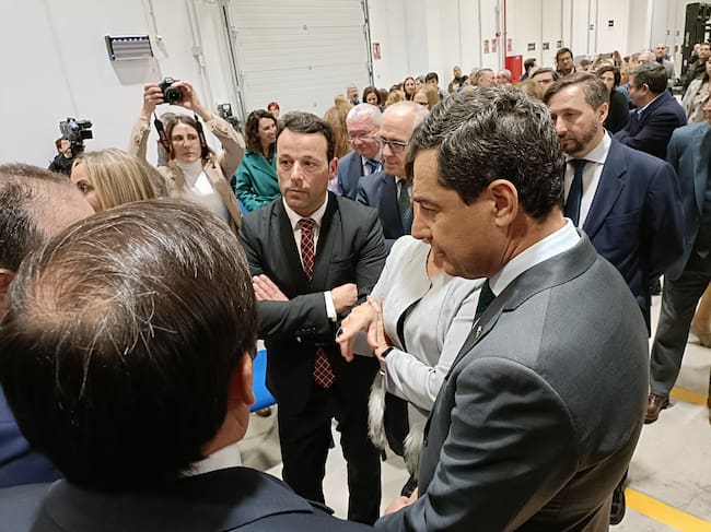 El presidente de la Junta y el alcalde de Linares en una conversación durante la inauguración de Cofares.