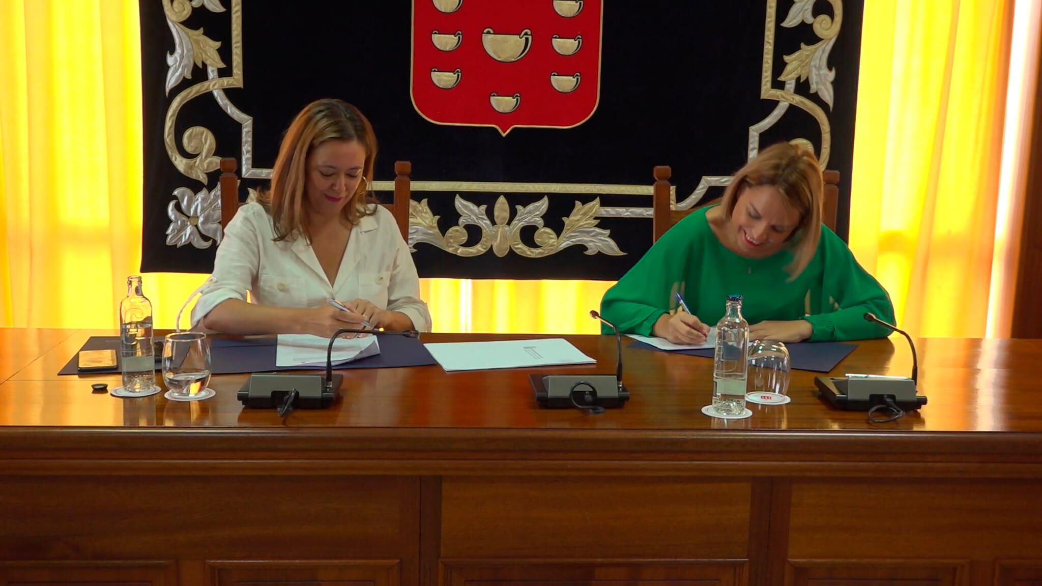 Firma del protocolo por parte de Noemi Santana, consejera de Derechos Sociales del Gobierno de Canarias, y María Dolores Corujo, presidenta del Cabildo de Lanzarote.