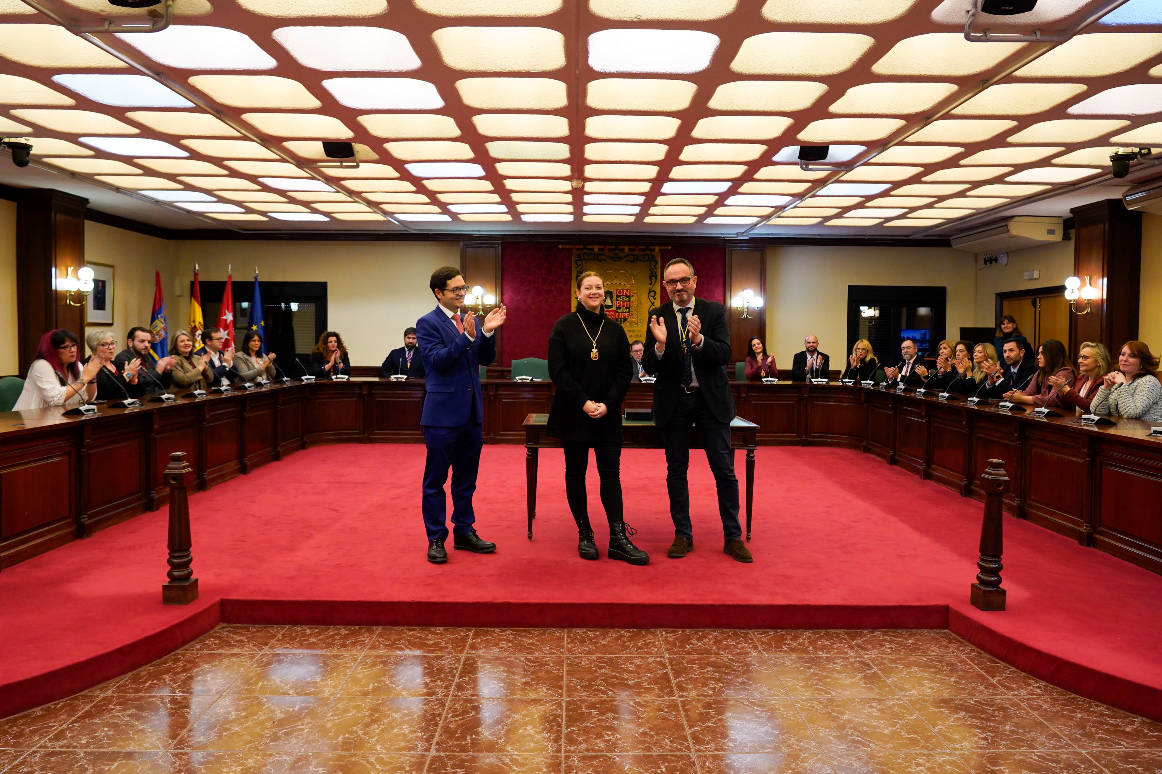 Luna Reyes, junto al alcalde de Móstoles, Manuel Bautista y el Secretario del Ayuntamiento