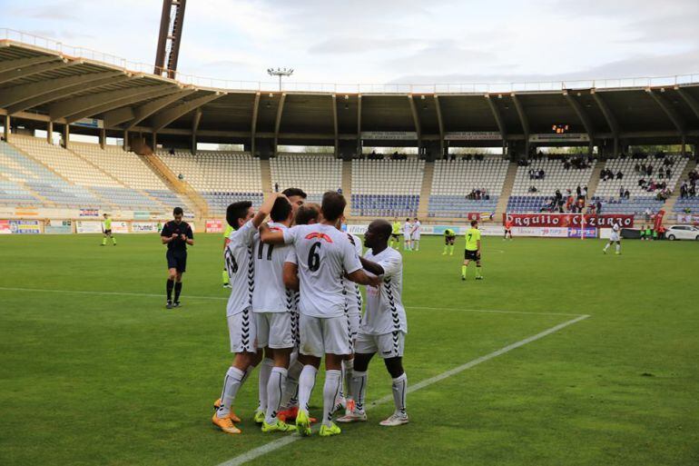 Los jugadores de la Cultural celebran un gol
