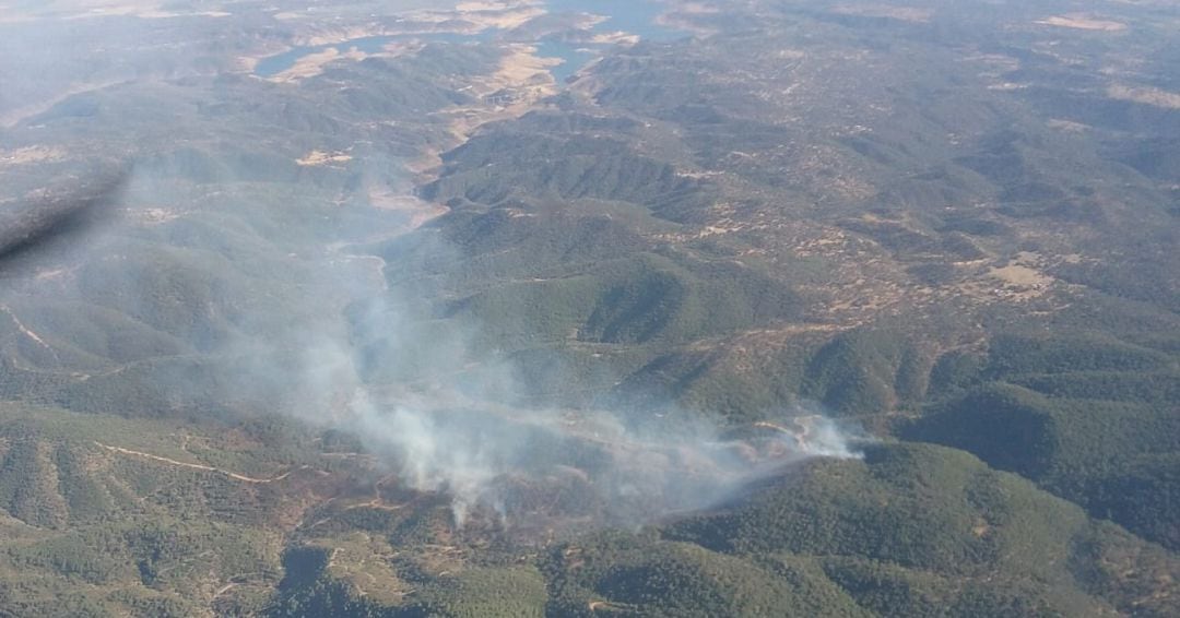 Imagen del incendio de Almodóvar esta tarde.