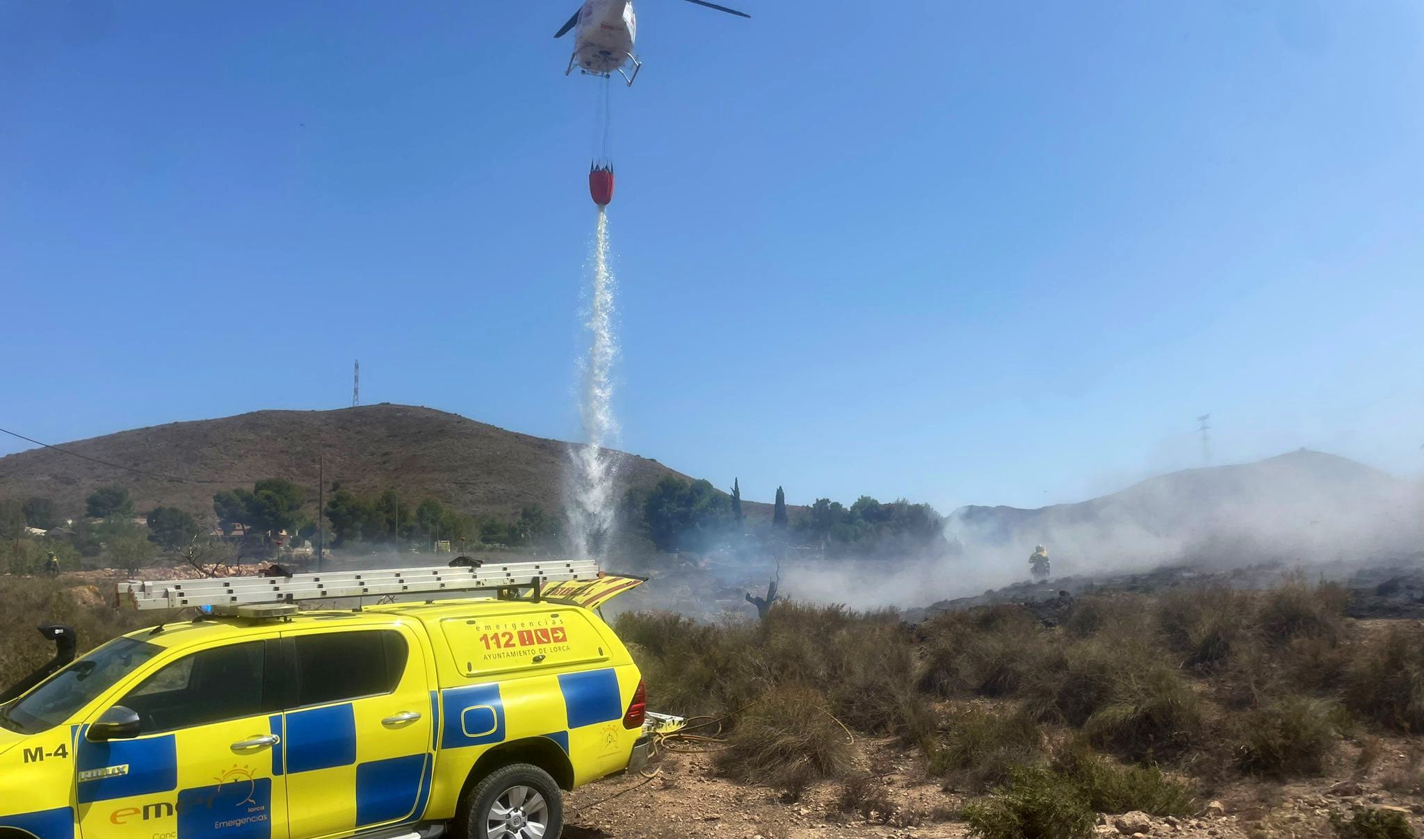 Efectivos de emergencia trabajan en la extinción de un incendio en Lorca