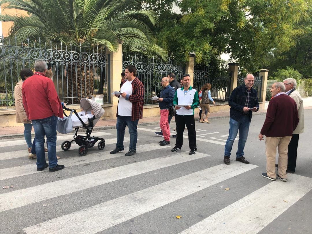 Momento en el que alcalde, concejales y militants reparten dipticos en el mercadillo