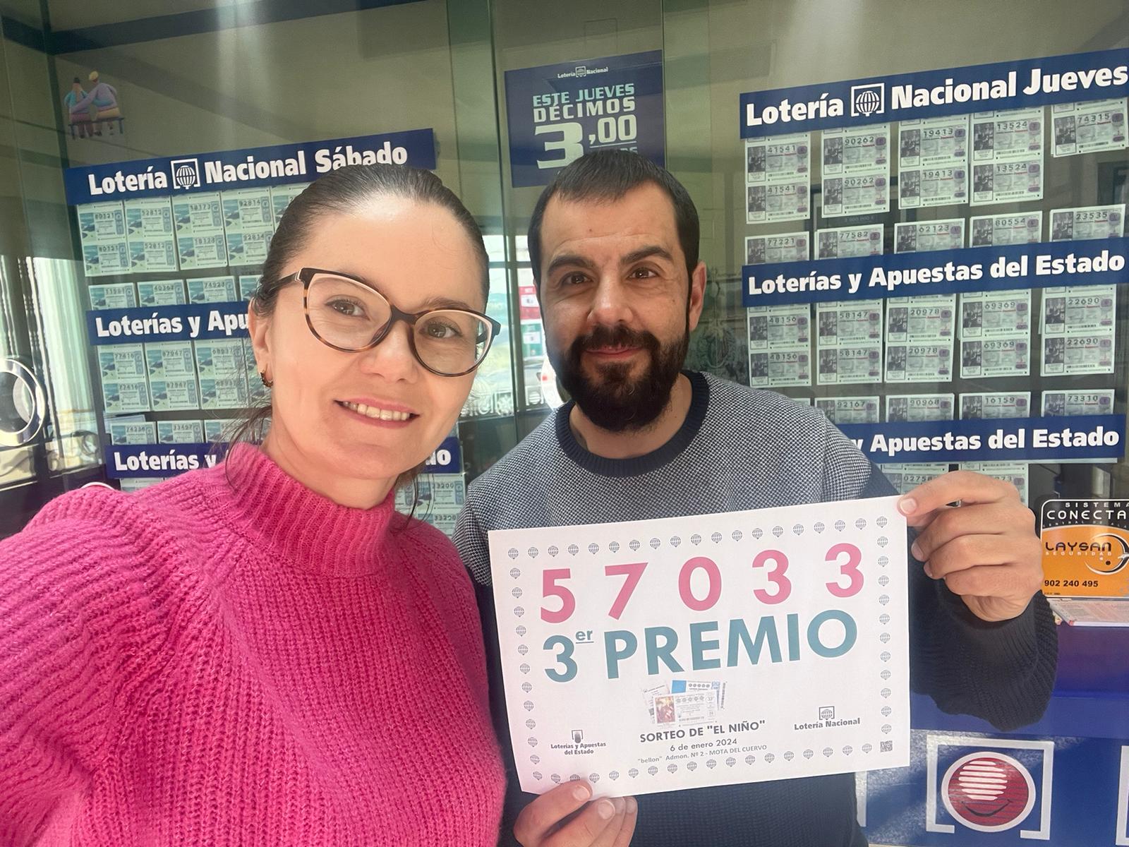 Simona Poenar celebra que han vendido el tercer premio del sorteo de lotería de El Niño este año 2024.