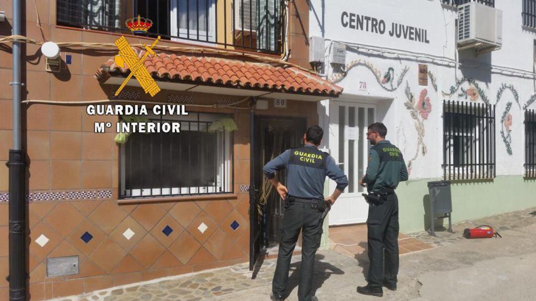 Agentes de la Guardia civil ante la vivienda que sufrió un incendio en Zarza de Granadilla