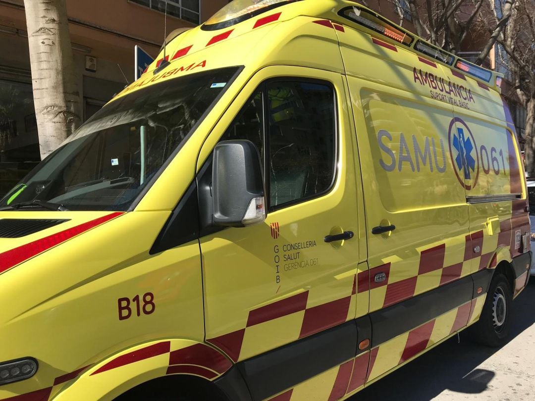 Una ambulancia atiende a una persona en la calle.  