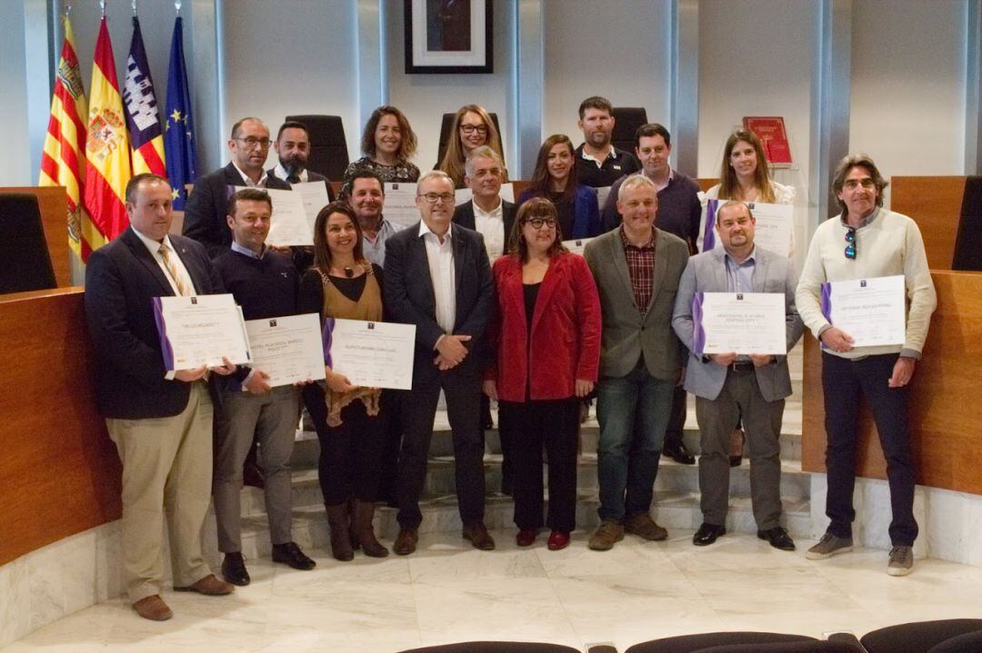 La consellera de Turismo, Bel Busquets, junto al presidente del Consell, Vicent Torres, en la entrega de los distintivos turísticos.