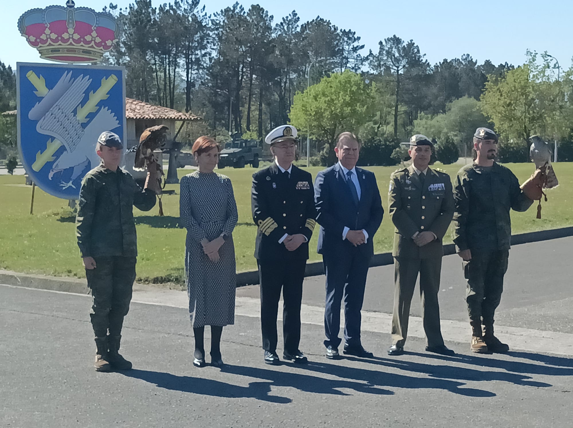 El JEMAD posa con el alcalde de Oviedo y la alcaldesa de Gijón en el Acuartelamiento Cabo Noval.  A los lados los emblemas del Regimiento Príncipe, el águila Harris &quot;Cangas&quot; y el halcón &quot;Cova&quot;.