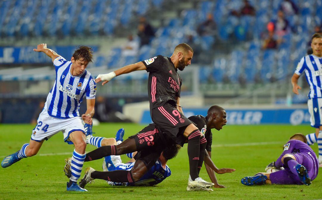 Benzema y Mendy intentan rematar un balón que atrapa Remiro
