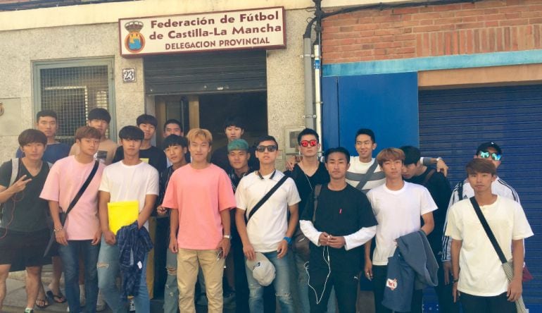 Los jugadores del Qum FC en la delegación provincial de la Federación de Fútbol de Castilla-La Mancha 