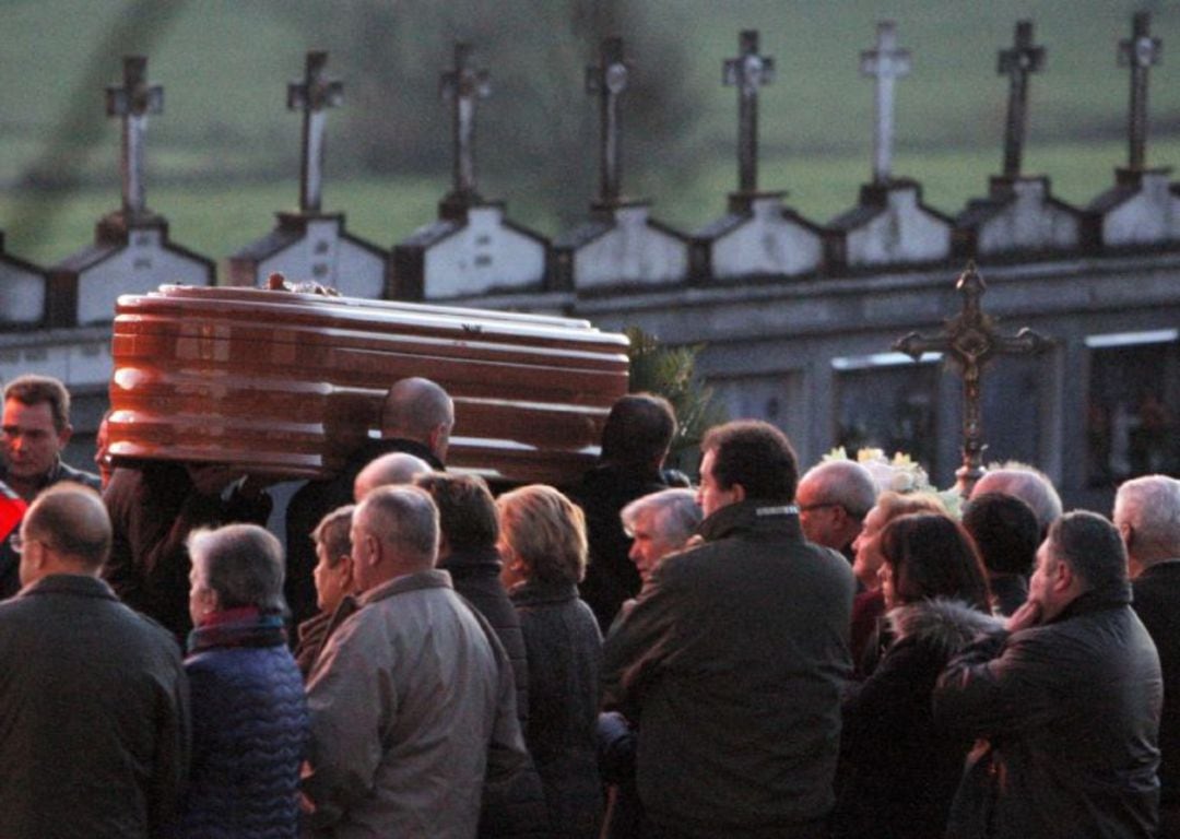 Un momento del entierro de Ana María Enjamio Carrillo, una joven de 25 años de Boqueixón (A Coruña) apuñalada en Vigo, celebrado en el cementerio de Santa Mariña de Grastar de su localidad natal