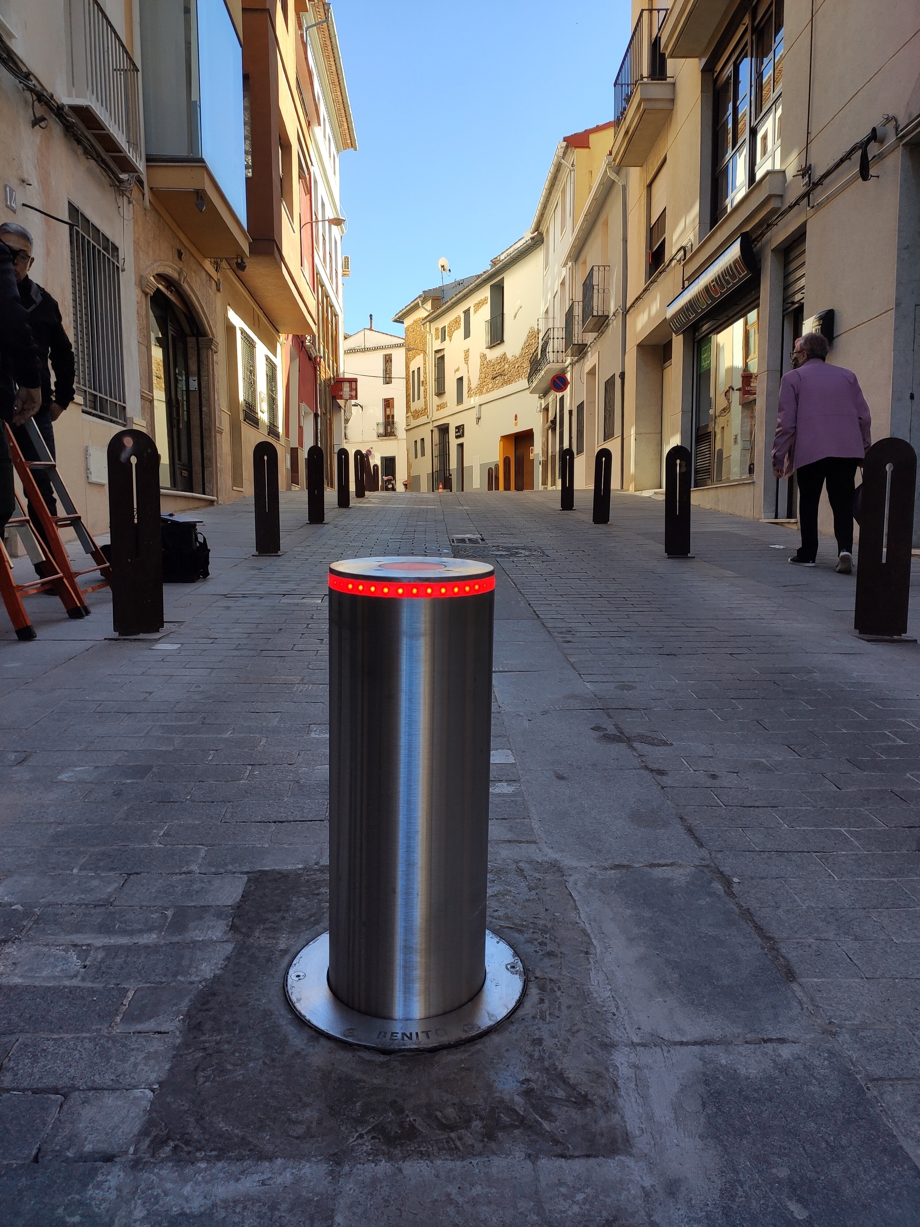 Pilones automáticos en el centro histórico de Pego.