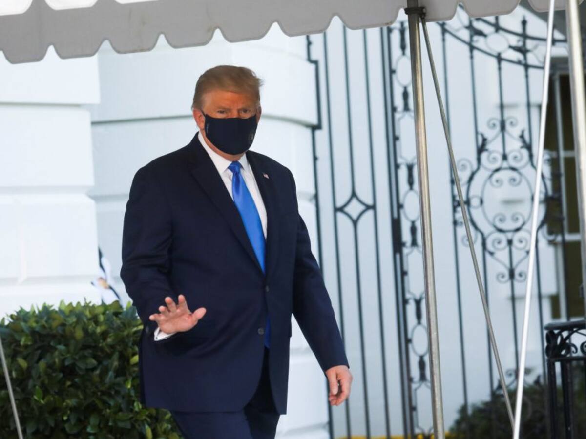 Trump cree que evoluciona favorablemente en su primer mensaje tras su ingreso por coronavirus