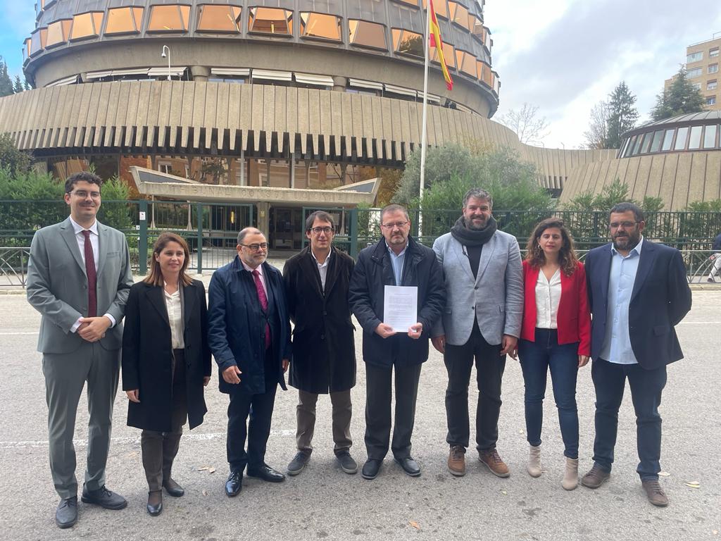Una representación de PSOE y Sumar con Toni Llabrés (OCB) frente al Tribunal Constitucional