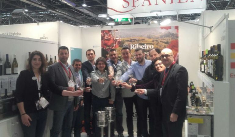 El equipo del Consello Regulador de O Ribeiro, en el stand de la Feria Prowein.