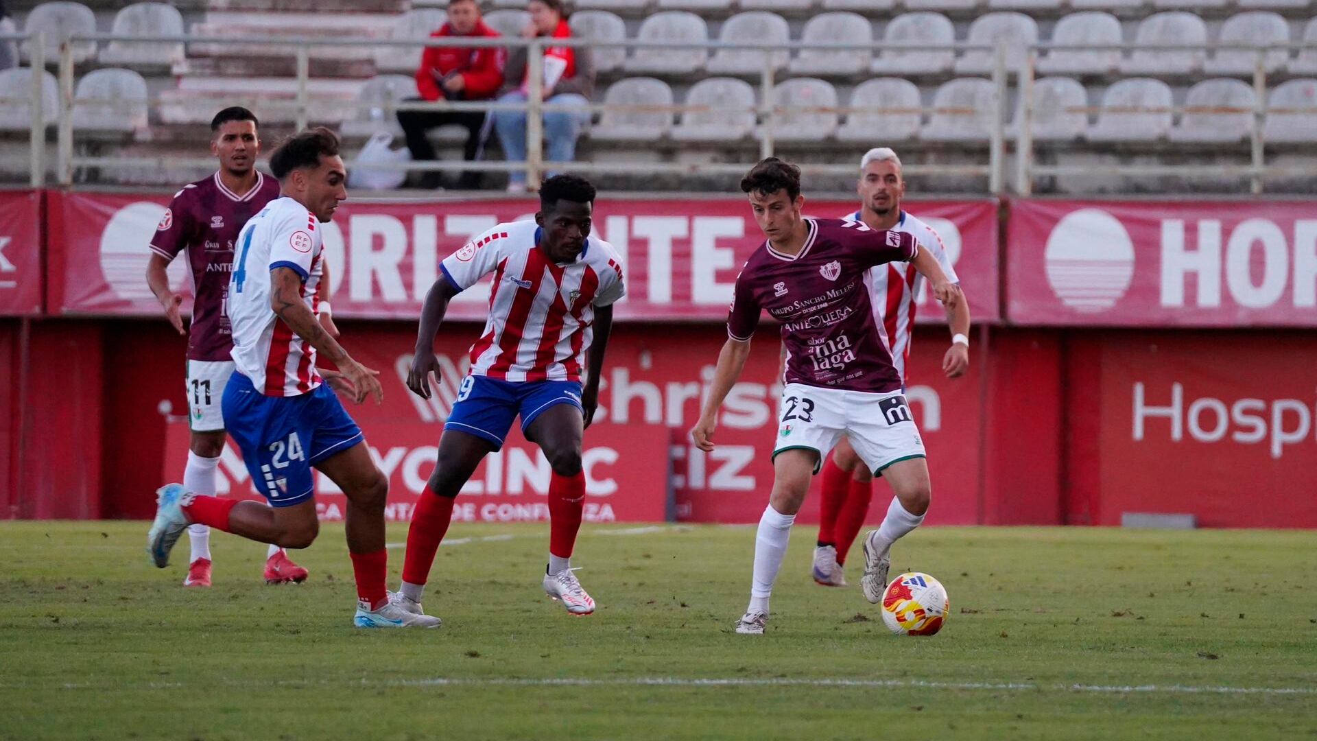 Rafa Diz con la pelota en el Algeciras CF - Antequera CF