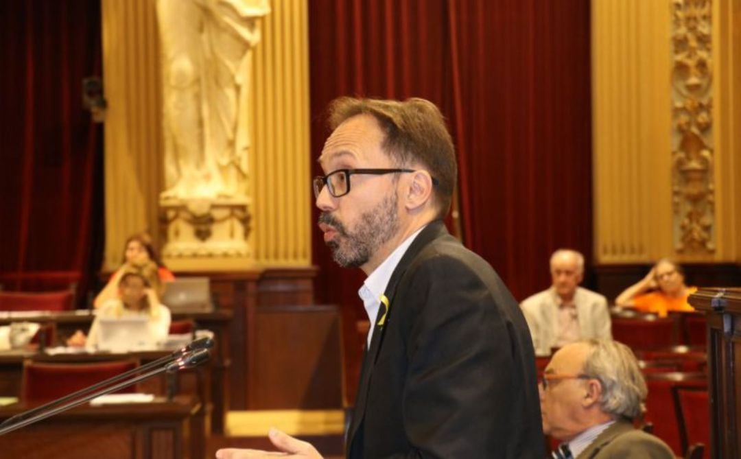 El portaveu de Més per Menorca vol que el Govern autonòmic defensi davant Madrid els interessos dels residents.