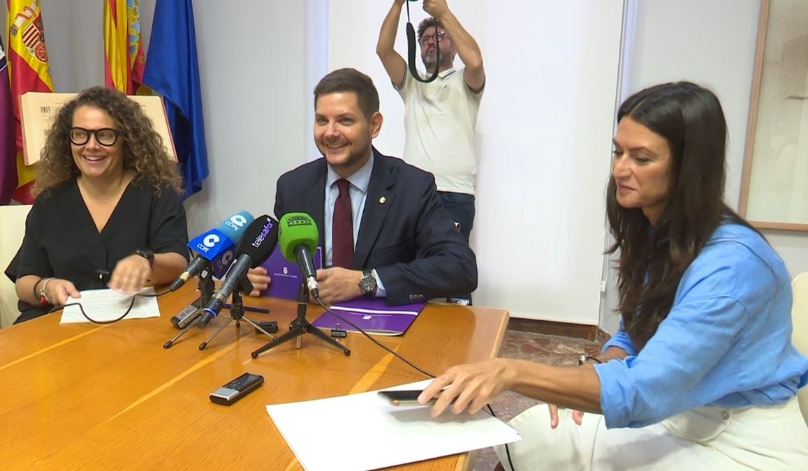 El alcalde José Manuel Prieto y las tenientes de alcalde Alícia Izquierdo y Balbina Sendra durante el inicio del curso político.