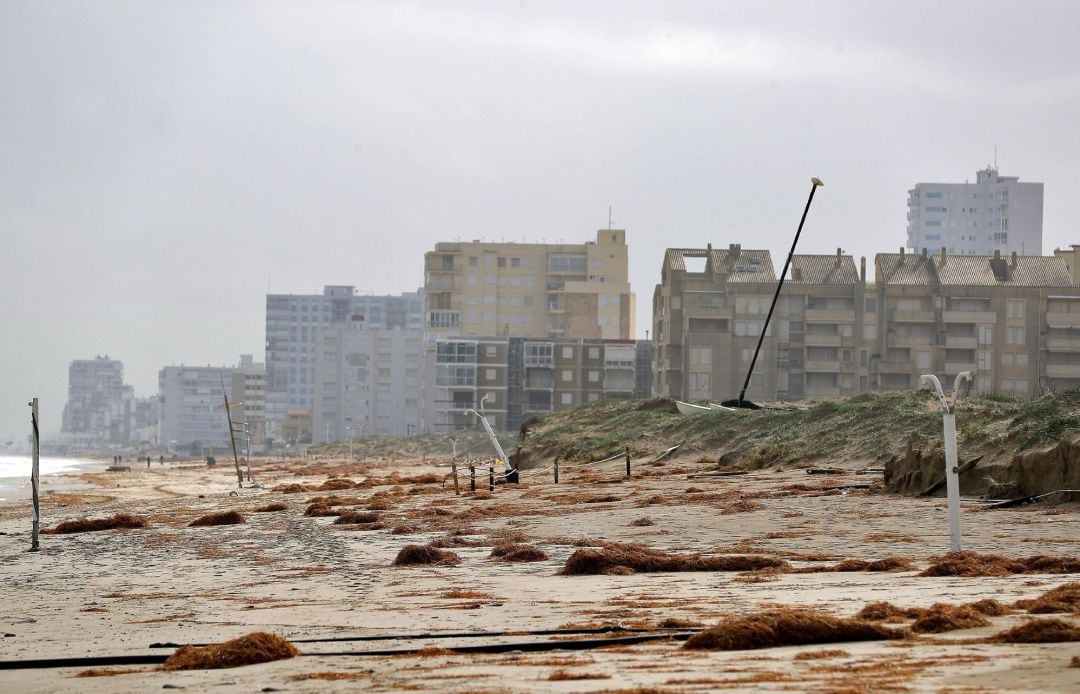 Vista de la playa de El Perellonet afectada por el temporal causado por la borrasca Gloria. 