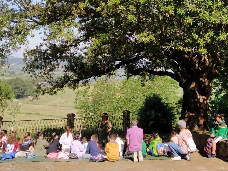 Las adversidades sufridas por la encina se relatan a los niños.