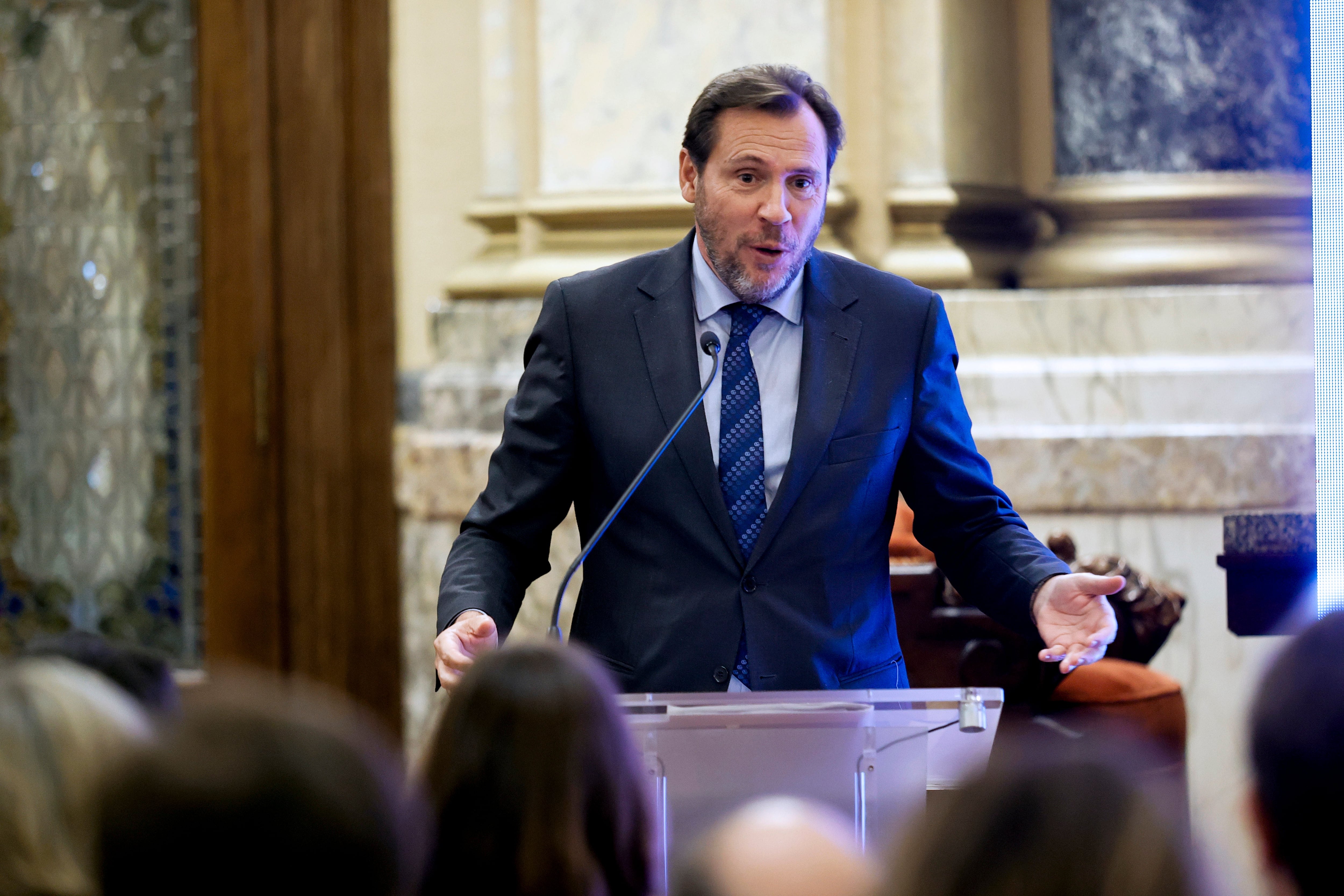 A CORUÑA, 16/05/2024.- El ministro de Transportes y Movilidad Sostenible, Óscar Puente interviene en la presentación del avance del Plan Director del Corredor Atlántico para Galicia, este jueves. EFE/ Kiko Delgado
