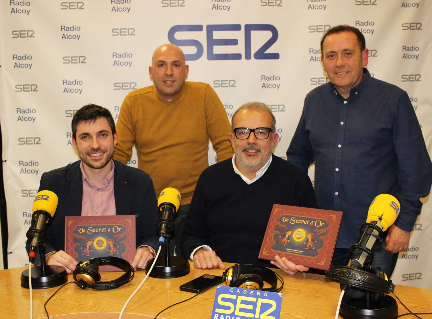 Nando Moncho, Jordi Martínez, Carlos Gran y Agustín Tárraga, en el estudio central de Radio Alcoy