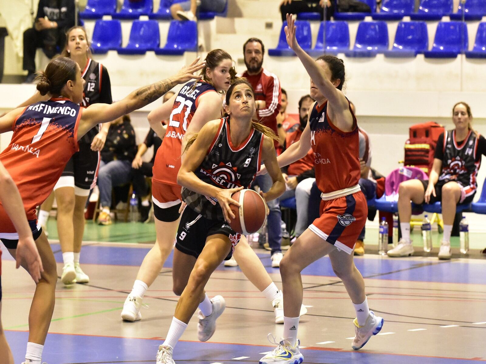 Intento de aproximación a canasta por parte del Magec Tías Contra la Violencia de Género.