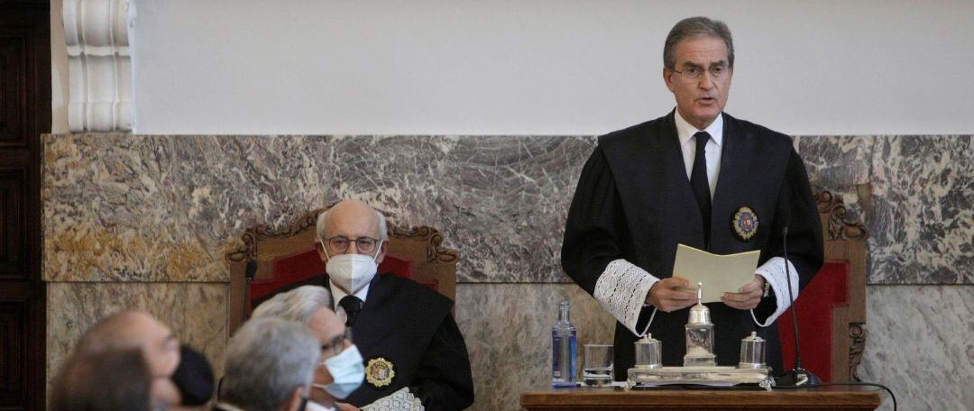 El presidente del Tribunal Superior de Justicia de Galicia (TSXG), José María Gómez y Díaz-Castroverde, en el acto de apertura del año judicial junto con el fiscal superior de Galicia, Fernando Suanzes