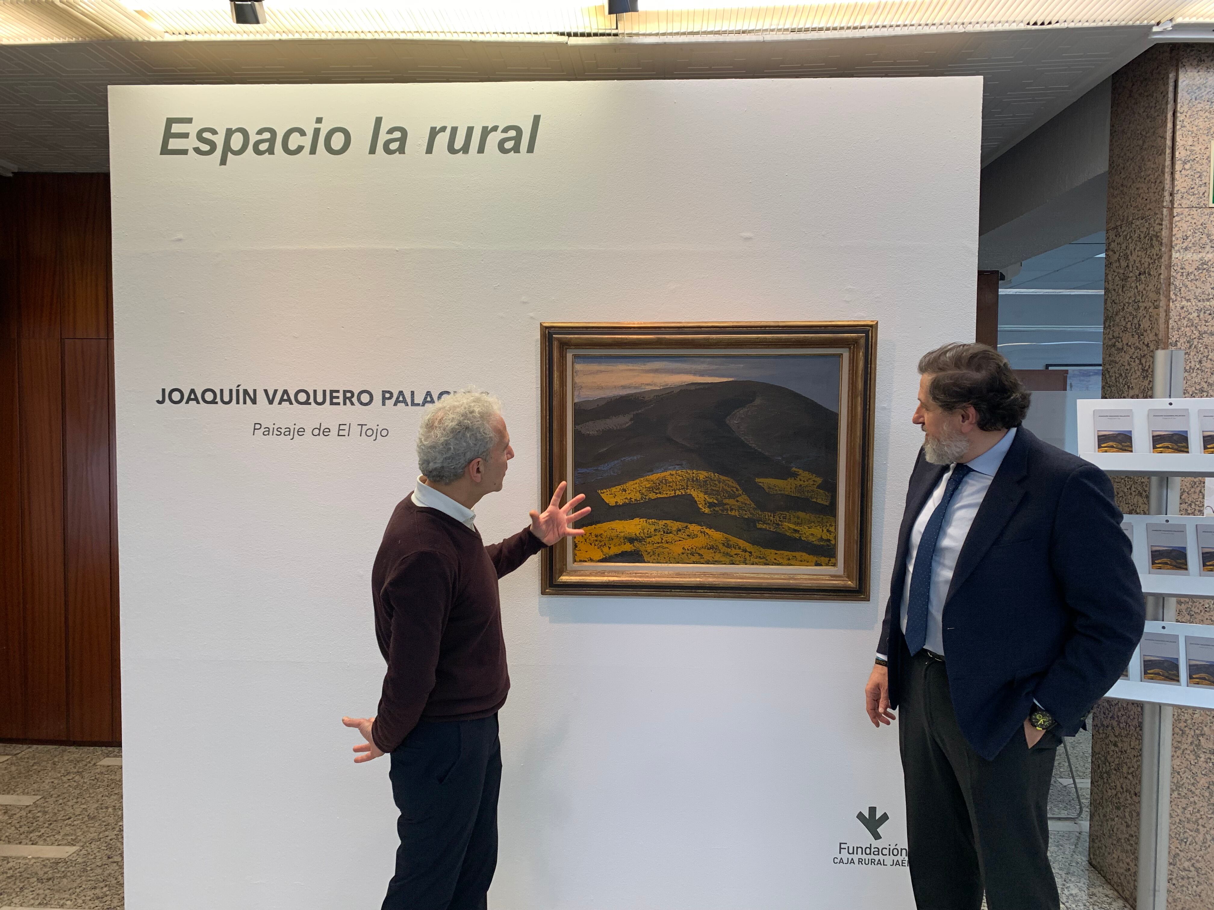 De izquierda a derecha, Fernando Carnicero y Luis Jesús García-Lomas, asesor artístico y gerente de la Fundación Caja Rural de Jaén, respectivamente.