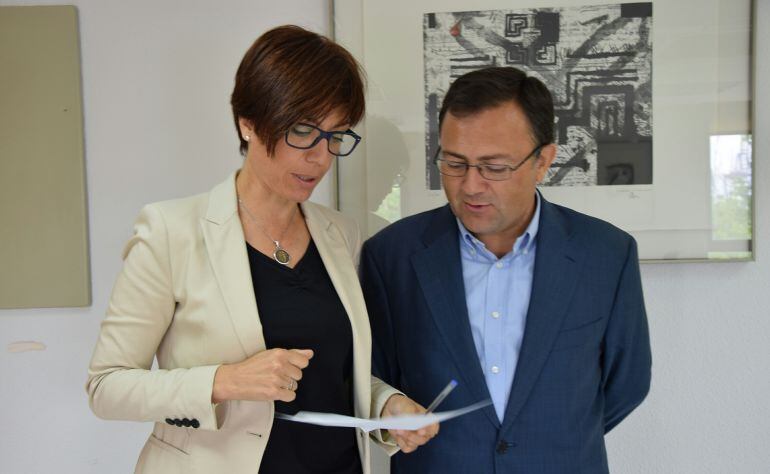 La portavoz del Grupo del PSOE en el ayuntamiento de Málaga, María Gámez, junto al secretario general en la provincia del PSOE, Miguel Ángel Heredia, justo antes de iniciar la rueda de prensa sobre Art Natura