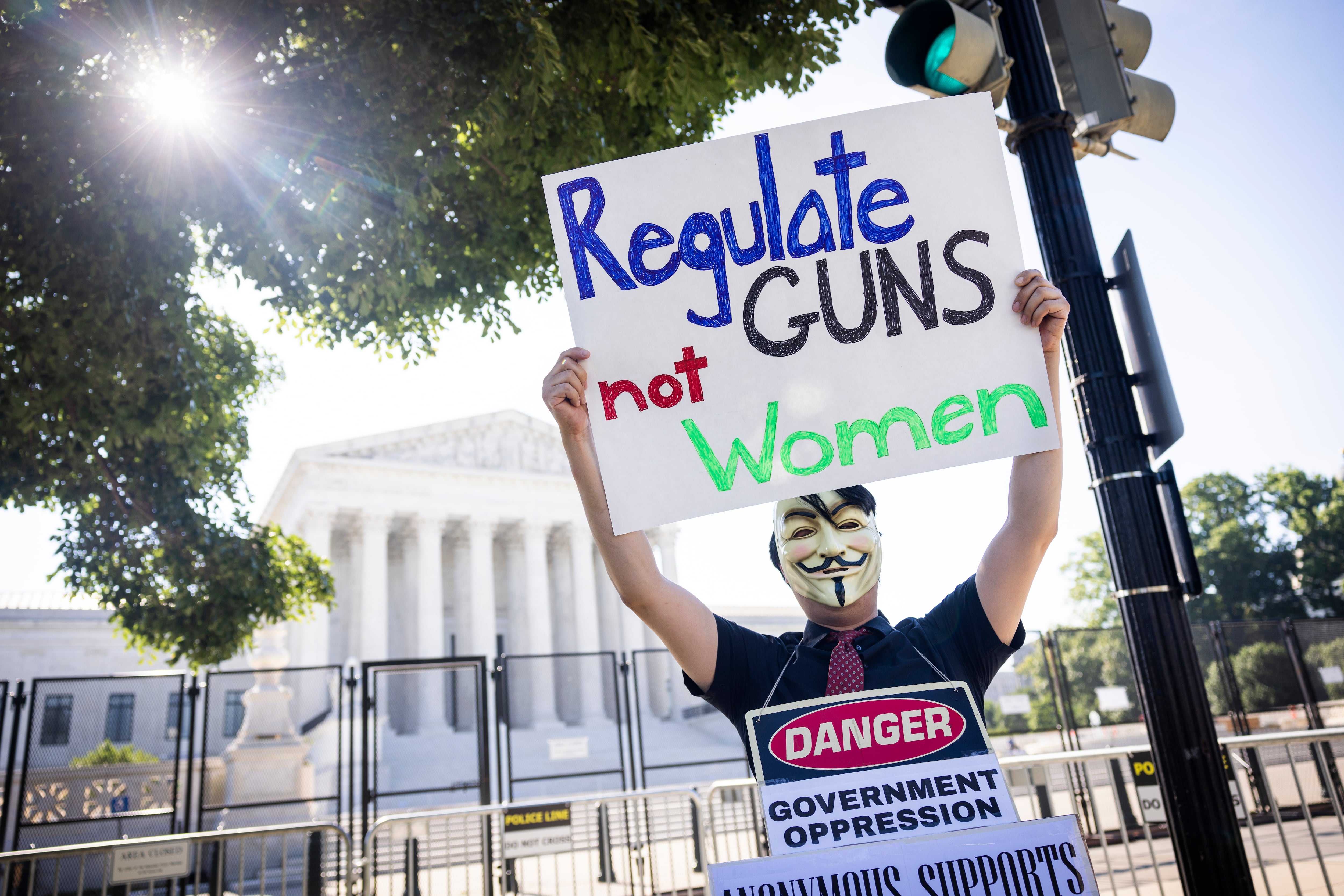 Un manifestante muestra una pancarta para apoyar el control de armas, este martes frente a la Corte Suprema de los Estados Unidos, en Washington. 