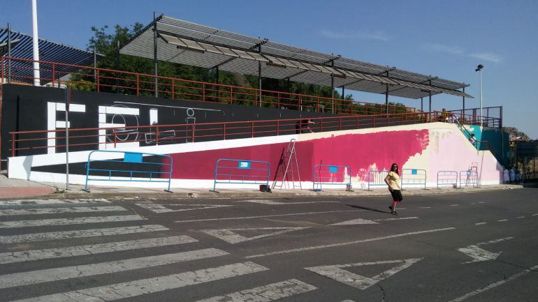 Muro del puente de San Agustín, en pleno proceso de convertirse en mural artístico