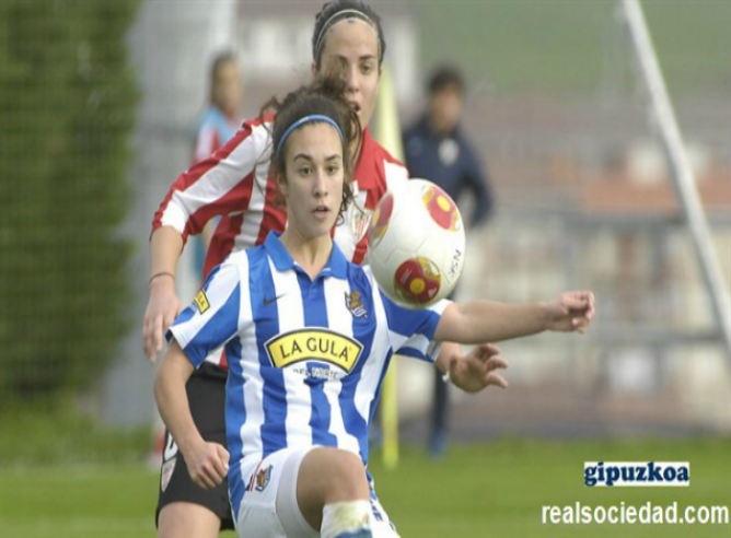 La realista, Nahikari García, controla un balón ante una jugadora del Athletic