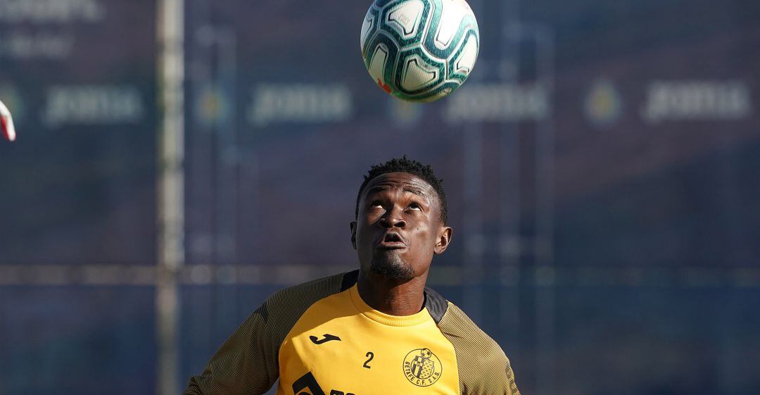 Djené Dakoman controla un balón durante un entrenamiento en la Ciudad deportiva azulona