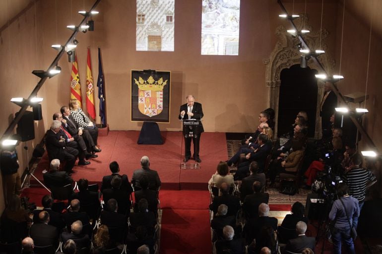 El historiador García Cárcel, durante su ponencia &quot;La significación de Fernando el Católico, ayer y hoy&quot;, en el Salón del Trono de La Aljafería