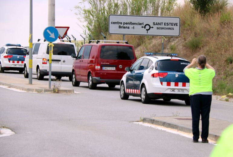 Imatge de la comitiva policial que transporta els presos cap a Lledoners en el moment en què els vehicles han sortit de Brians 