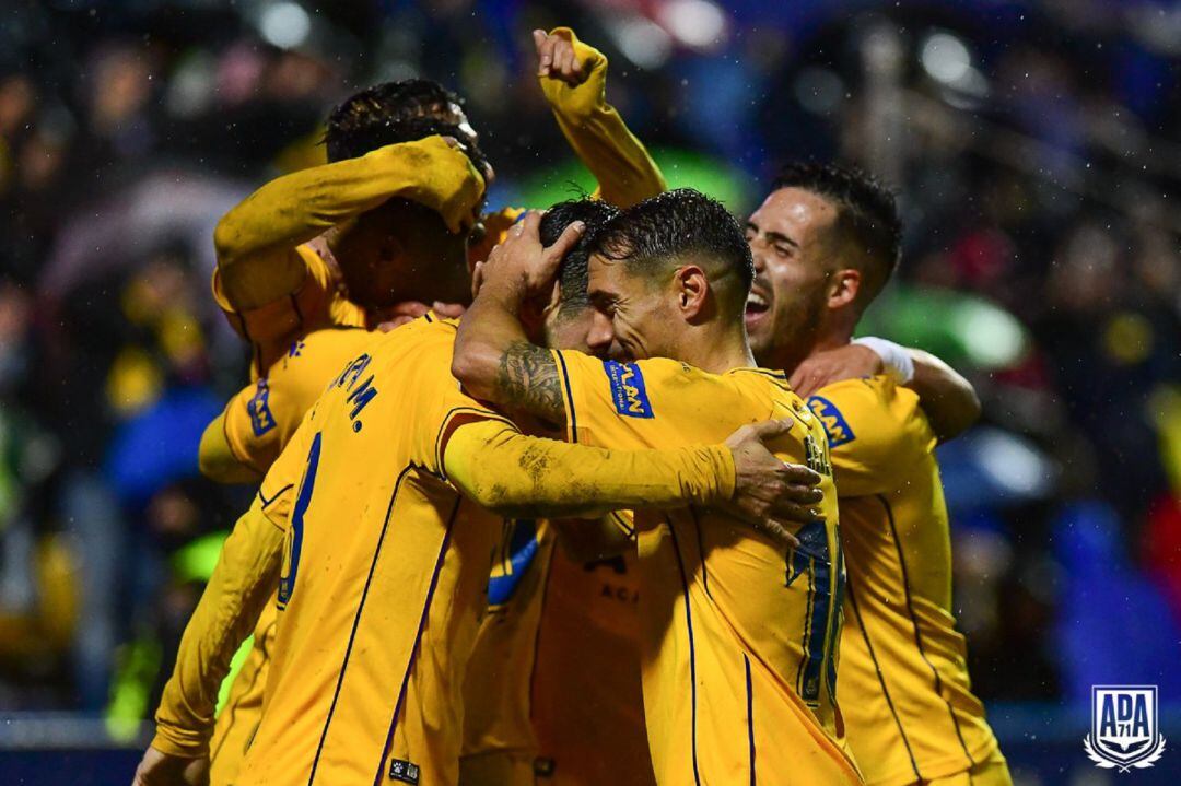 Celebración de uno de los goles del Alcorcón frente al Zaragoza