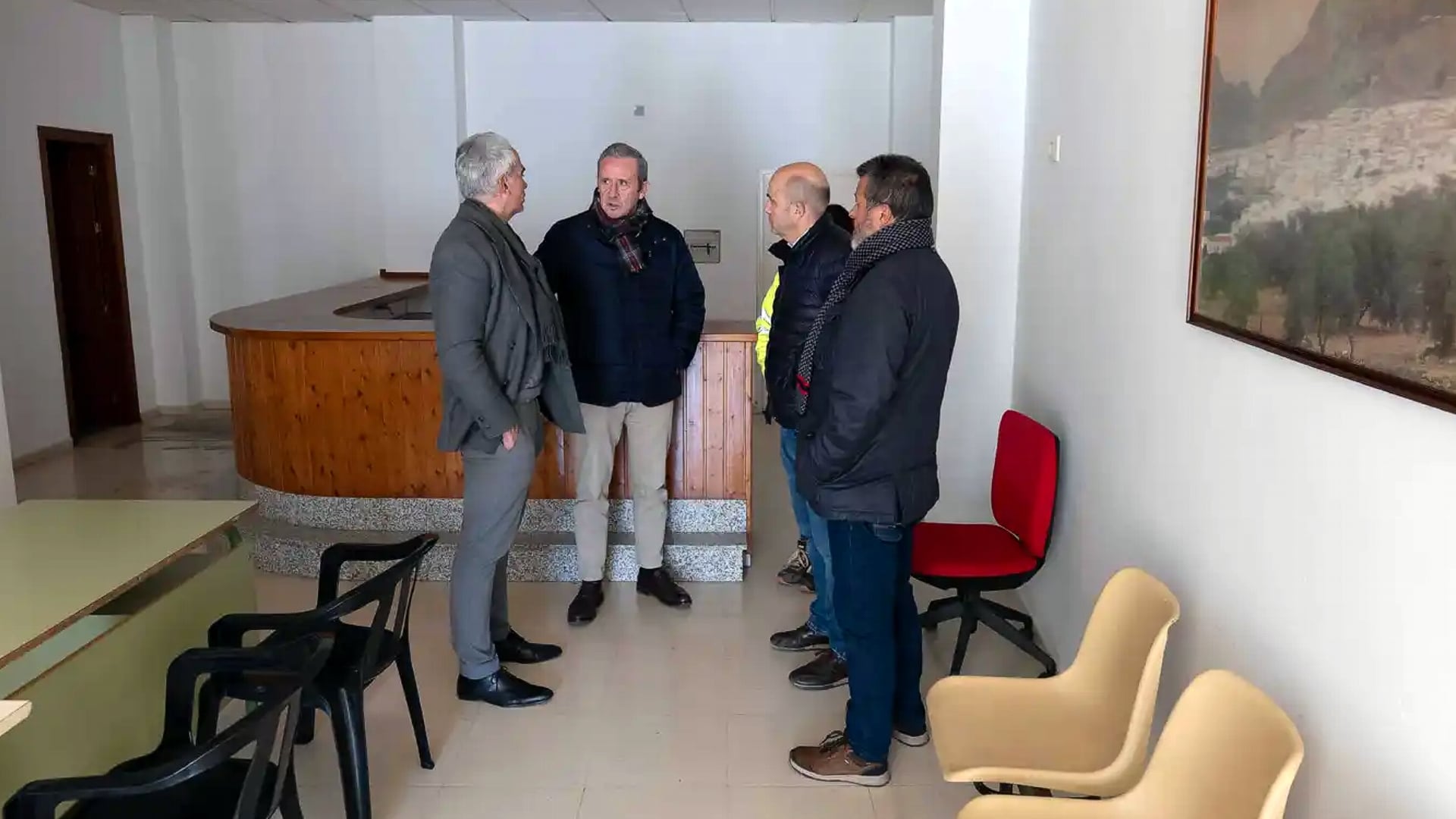 El alcalde de Archidona visita la antigua oficina de autobuses