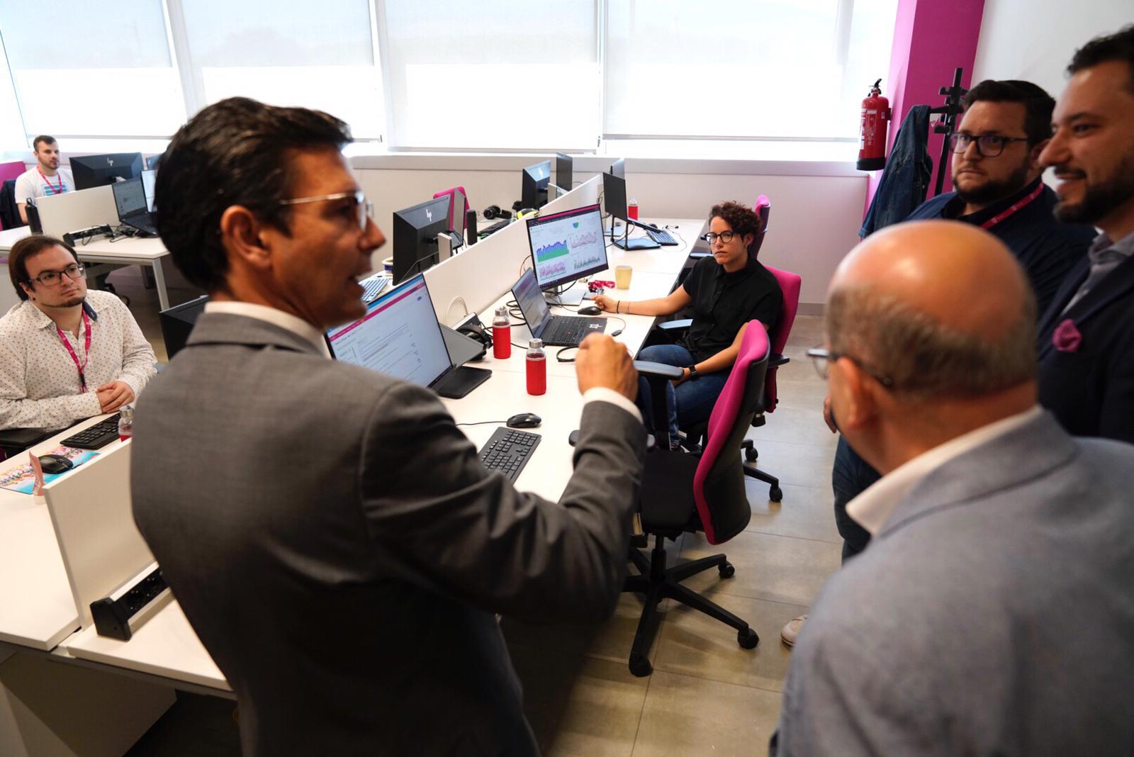 El alcalde de Granada, Paco Cuenca, en la visita a la empresa T-System, que acelera sus planes de crecimiento en la ciudad