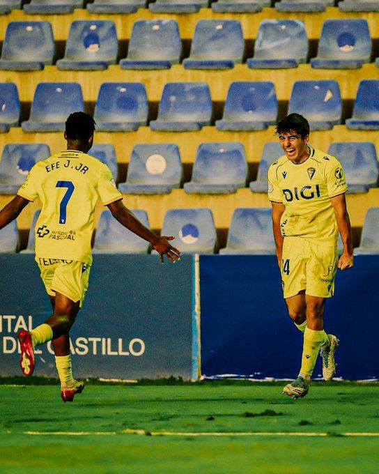 Juan Díaz junto a Efe Aghama celebrando el 1-3 ante el UCAM Murcia. Foto: Cádiz CF.